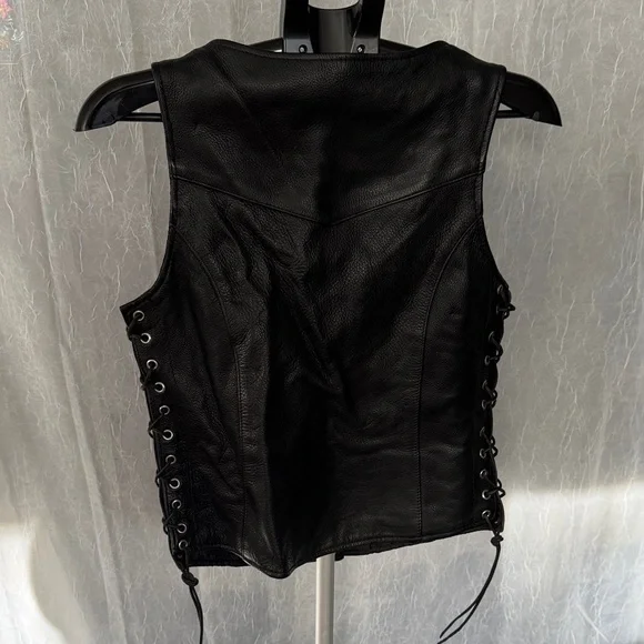 Women's Black Leather Vest with Zipper Details - Picture 3 of 4